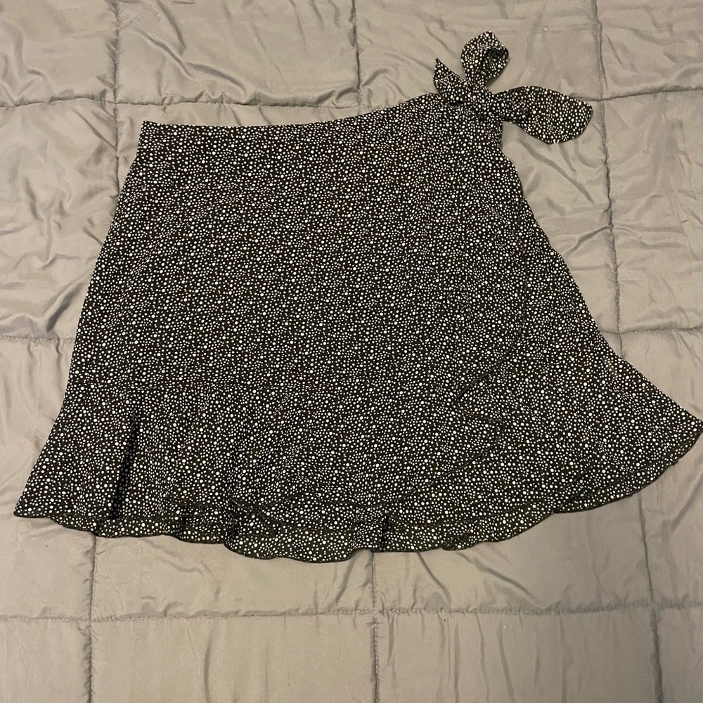 Forever 21 wrap skirt, Black w/white polka dot sheer w/ruffle bottom women Large